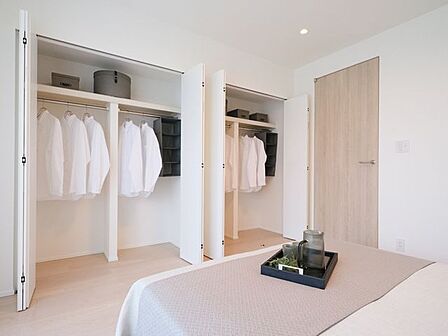 洋室1には間口の広いクローゼットがあるので、お手持ちの衣服などをたっぷり収納でき、居室部分を広々とお使いいただけます。