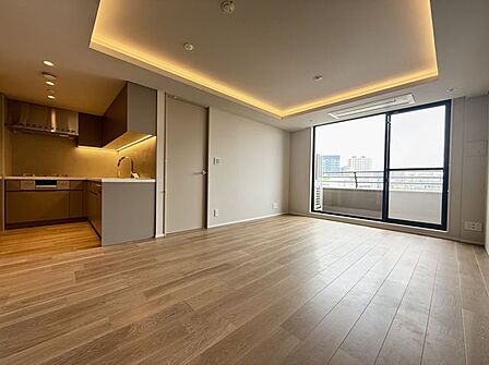 心安らぐひとときを紡ぐ、木のぬくもりを感じるフローリング材を採用したリビングダイニングです。折り上げ天井には間接照明を設置し、より一層洗練された空間を演出しています。