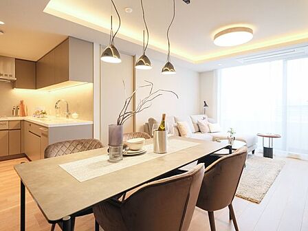 明るさと重厚感が融和した住空間です。意匠を巡らせ、住まう方が快適な暮らしを送っていただけるよう上質な素材を採り入れました。床暖房や天カセエアコンがあるので、一年中快適にお過ごしいただけます。