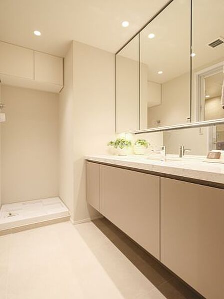 キッチンと同じくオリジナルデザインの洗面化粧台です。カウンター部分が広いので、忙しい朝でも快適に身支度を整えることができます。