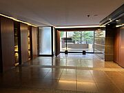 高級感と気品が溢れるエントランスホールです。都市の喧騒を遠ざけ、緊張を脱がせ、気持ちを仕立て直すコモンスペースです。