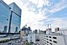 その他：南側の眺望です。8階部分の南西向き、前面を遮る建物もなく、エネルギッシュに変化していくうめきた再開発エリアの街並みと大きな空の開放的な眺望を感じることができます。