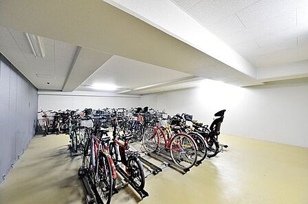 生活圏が広がる駐輪場を完備しています。自転車利用で足を延ばせば、暮らしがさらに便利になりますね。※空き状況は変化することがございますのであらかじめご了承ください。