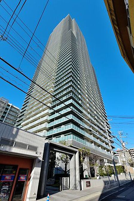 JR三宮駅徒歩6分、その他阪神線・阪急線利用可能、地下鉄やポートライナーも気軽に利用できる立地で神戸市内を自在に行き来できます。平成25年建築の54階建て免震構造タワーレジデンス、総戸数640戸です。