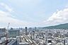 その他：33階のお部屋からは、前面を遮る建物もなく神戸の街並みを堪能できる爽快なシティービューが広がります。風に乗って海の香りが漂い、神戸の街を身近に感じる贅沢な眺めが日常をさらに豊かに彩ります。