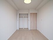 南向きの窓から温かな日が差し込む洋室2です。のびやかな空間の中で、ほっと一息つけるやすらぎの時間が流れます。