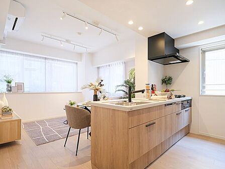 開放感あふれる対面キッチンが住まいの主役。お互いの時間を大切にしながら、自然と会話が生まれる心地よい住空間です。
