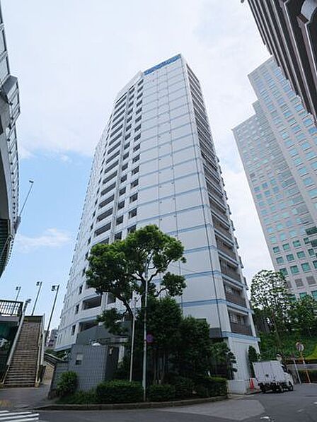 3駅4路線利用可能、『水天宮前』駅徒歩3分・『人形町』駅徒歩10分・『茅場町』徒歩10分、周囲にはスーパーマーケットやコンビニエンスストア・飲食店・郵便局が揃い利便性・住環境良好です。