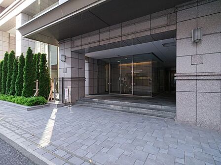 重厚感があり、機能的でもあるエントランスです。お手入れが行き届いた綺麗な共用部が、安らぎに満ちた暮らしへ誘います。