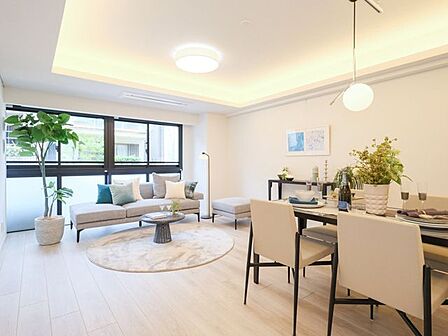 心地よい素材感を活かし、ぬくもりが感じられるナチュラルテイストな住空間です。流行を先駆けながら、喧騒と一線を画す安らぎの居住空間がここにあります。