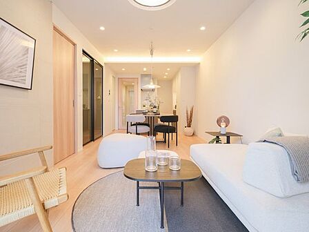 こだわった素材や意匠を纏い、柔らかく、美しく創りあげたお部屋です。控えめな石の流れ目と仄かに煌めく表面の石調タイルが、空間に重厚感と洗練さをもたらすリビングで、彩り豊かな日々をお過ごしいただけます。