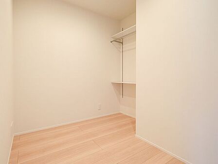書斎として集中したり、趣味を愉しむお部屋としても活躍しそうな洋室2です。住まう方の趣味や感性で飾っていただけるように、シンプルな内装で仕上げました。