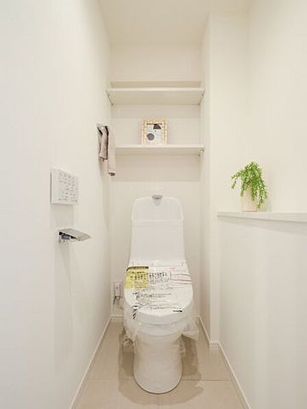 優れた節水効果や汚れが付きにくい便座など、ほしかった機能が揃ったウォシュレット一体型トイレです。上部には棚を備え付けました。