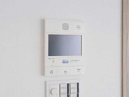 訪ねてきた相手をモニター越しに確認でき、防犯対策に役立ちます。インターホン越しに話をすることが可能です。