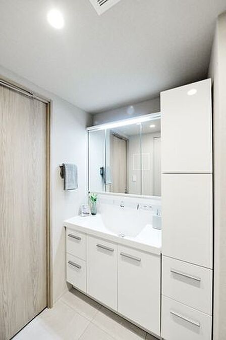 サイドキャビネット付で大容量の収納を備えた洗面台は広々としたカウンタースペースがあり、小物やリネン類の整頓もしやすく快適にご使用いただけます。洗面室には収納も設置し、使い勝手にもこだわりました。
