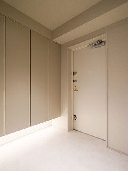 住まいの第一印象を彩る、品格漂う玄関です。フロートタイプのシューズボックスと足元を照らす間接照明が、シンプルでありながら心を満たす美しさを演出します。