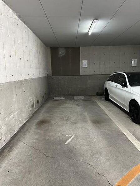 大型車にも対応可能な屋内平置き駐車場。平置きで待ち時間がなく、急な外出や送迎もスムーズです。天候を気にせず乗り降りできるため、日々の移動をより快適でスマートにサポートします。