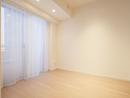 寝室として快適にお過ごしいただける洋室1です。のびやかにプライべート時間を満喫できるお部屋です。