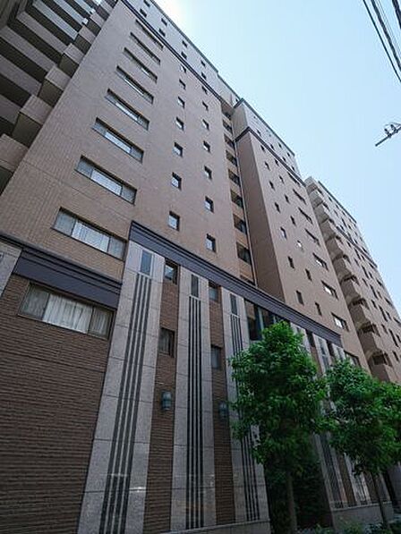 「八丁堀」駅徒歩1分の立地にある(株)熊谷組施工、総戸数130戸の大規模マンションです。24時間有人管理のため安心してお過ごしいただけます。
