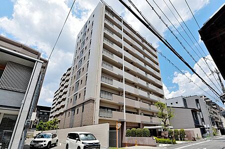 地下鉄烏丸御池駅徒歩6分、3沿線利用可能で通勤・通学便利です。雨に濡れない地下駐車場があり、乗り降りしやすくお車も傷みにくくなっています。総戸数135戸、平成10年建築、竹中工務店施工のマンションです