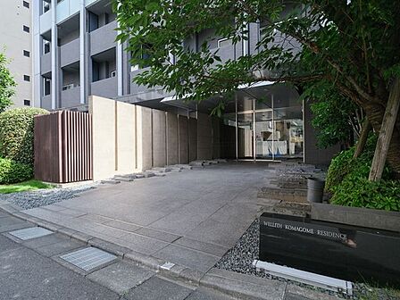 植栽の緑が心地の良さを演出するエントランスです。お手入れが行き届いた綺麗な共用部が、安らぎに満ちた暮らしへ誘います。