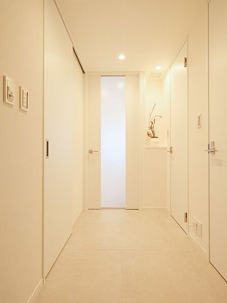 ご帰宅を優しく出迎えてくれる玄関です。人感センサー照明を採用しているため、ご帰宅の際もスイッチを探す必要がありません。収納力のあるシューズインクローゼットがあるため、足元の空間もすっきりと保てます。