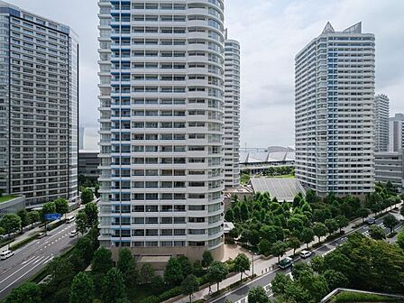 伸びやかな空の青と、季節の移ろいを感じさせる木々の緑がひろがり、おもわずほっとひと息つきたくなるような眺めです。