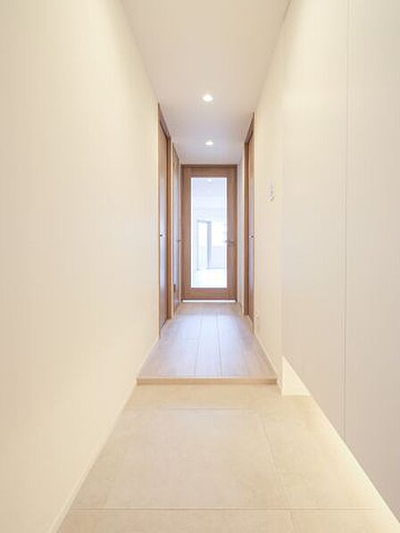 淡い木目が描く温もりと、光を纏う白の美しさが紡ぐ、ほっと一息安らげる居住空間です。ナチュラルカラーで統一された住まいは、シンプルでありながら心を満たす美しさを演出します。
