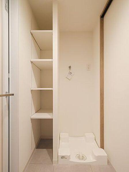 洗面室にはタオルや着替え、洗剤などの収納に便利な棚を備え付け、使いやすさを重視した工夫を詰め込みました。