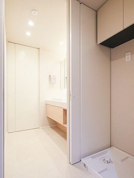 洗面室と脱衣室を分けた機能的な設計です。プライバシーと使い勝手に配慮し、快適な暮らしを支えます。