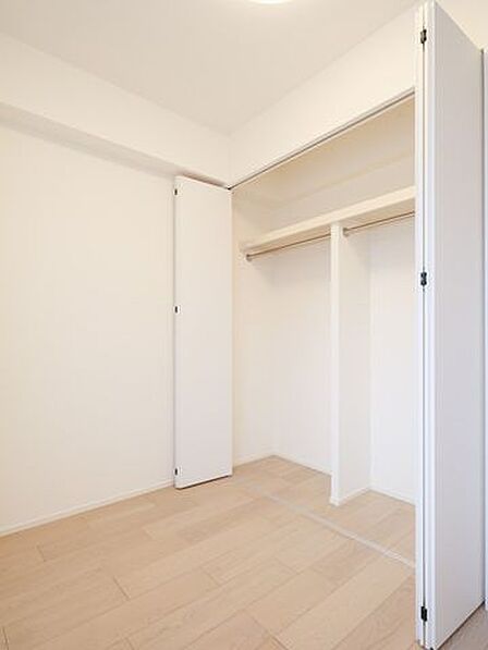 洋室2には間口の広いクローゼットを備えました。お手持ちの衣服などをたっぷり収納し、居室部分は広くお使いいただけます。