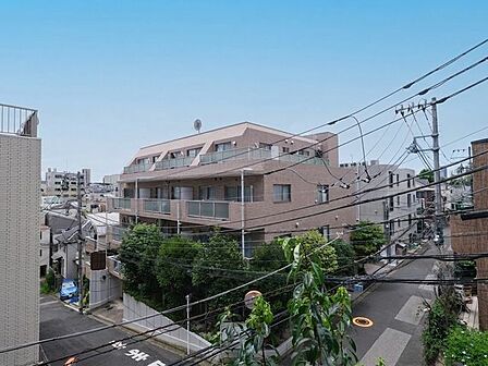 目の前に高い建物がなく、広がる空を身近に感じられる眺望です。穏やかな景色が暮らしに潤いをもたらします。