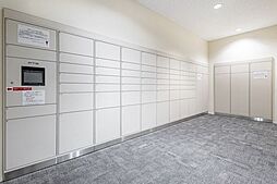 24時間いつでも荷物受け取りが可能。プライベートの時間を邪魔されず、配達時間も気にせず過ごすことができる便利な設備です。