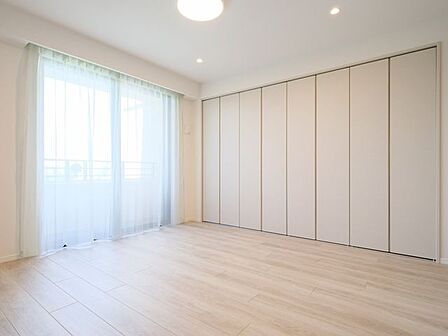 洋室1はリビングから一番遠く、プライベート性が高いお部屋です。主寝室としても快適にお過ごしいただけます。