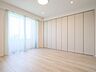 寝室：洋室1はリビングから一番遠く、プライベート性が高いお部屋です。主寝室としても快適にお過ごしいただけます。