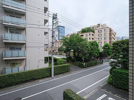 バルコニーからは植栽の緑を望みます。住まいのそばに自然の彩りがある、穏やかな景色をお楽しみいただけます。