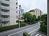 その他：バルコニーからは植栽の緑を望みます。住まいのそばに自然の彩りがある、穏やかな景色をお楽しみいただけます。