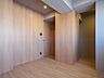 寝室：約5.3帖の洋室1です。クロスや建具の間には巾木を設けず、ノイズレスで繊細な技術のこだわりを重ねた内装です。