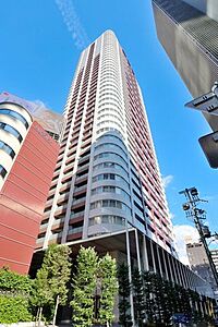 外観：阪急梅田駅まで5分、その他JR、地下鉄利用可能な大阪の中心地です。コーナーデザインを活かした印象的な外観が目を引きます。エントランスまでのメインゲートも非常に美しいデザインで迎えてくれます。