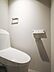 トイレ：凹凸を抑えたすっきりとしたデザインのトイレです。操作パネルを壁面に設置し、落ち着いた色合いの内装が空間を引き締めています。