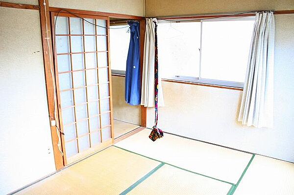 画像17:畳の上でゆっくりとくつろげる和室です