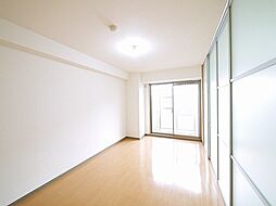 ゆとりのある広さの寝室です