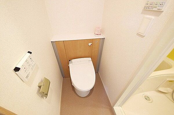 画像8:ウォシュレット付きのすっきりしたトイレです。