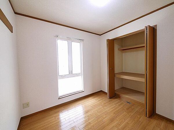 画像6:個人の部屋や寝室として使える洋室です