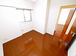 落ち着いた色調の洋室です