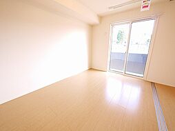 落ち着いた色調の洋室です