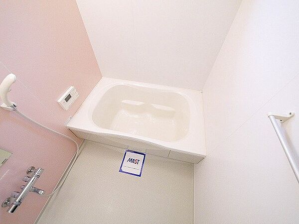 画像6:アクセントパネルがおしゃれな浴室