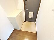 玄関（参考写真、同物件他号室）