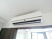 ４．５帖の洋室にあるエアコン