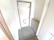 玄関です。窮屈な感じがないですね。
